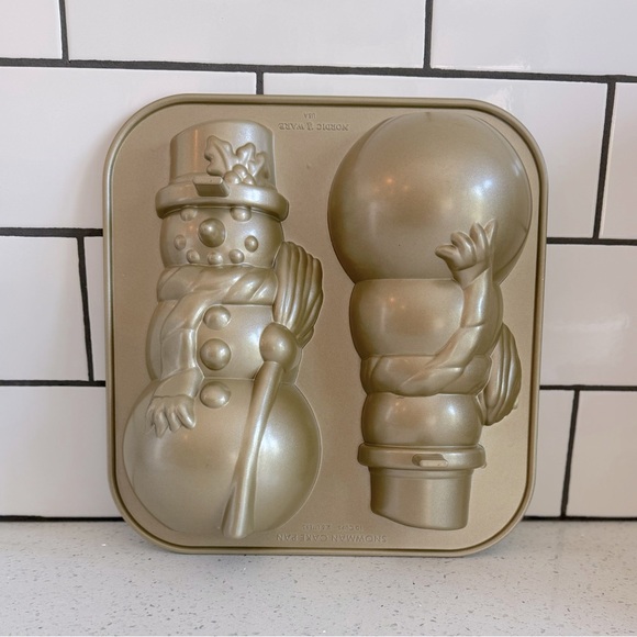 New- Nordic Ware Nonstick Cast Aluminum 3D Snowman Pan - Picture 2 of 5